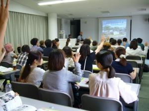 施設概要について説明を受ける様子