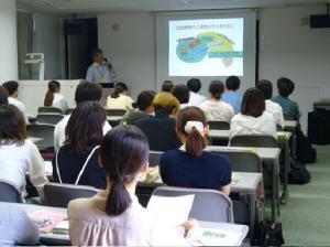 研究内容について説明を受ける様子