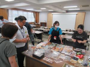 サンプルを見て講師に相談する参加者