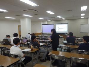 講師に質問しながらアプリ操作を行う参加者の画像