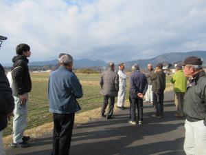 小麦圃場について説明を受ける参加者