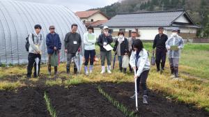 担当者が、畝の削り込み作業を実演しています