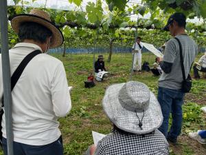 資料での説明を聞く生産者