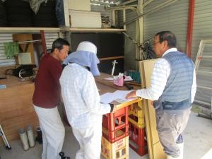 りんどうの選花準備について指導する先輩会員