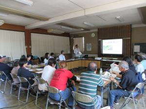 講演を聞く参加者