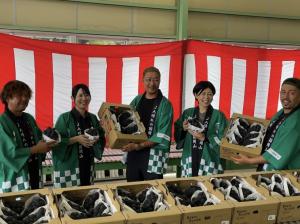 無事の出荷を喜ぶ生産者ら