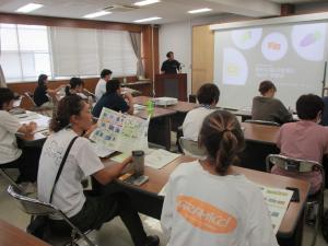 ぶどうの乾燥技術を学ぶ参加者